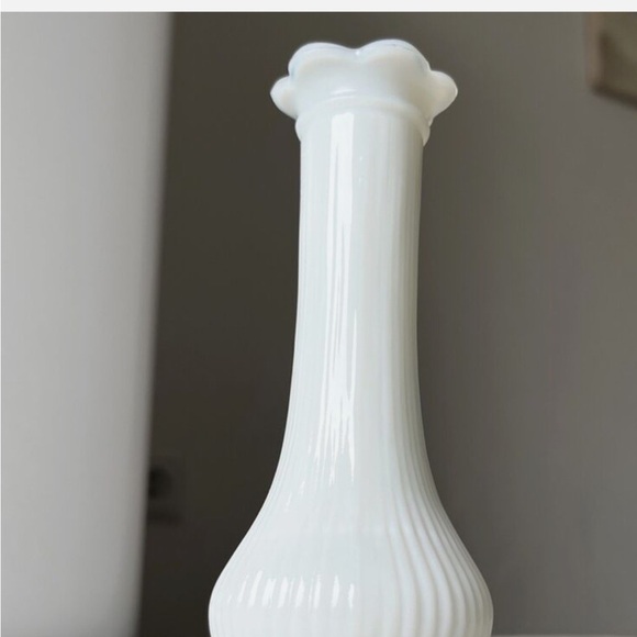 Vintage Randall Milk Glass Leaf Flower Vase White Opaque - Picture 2 of 4